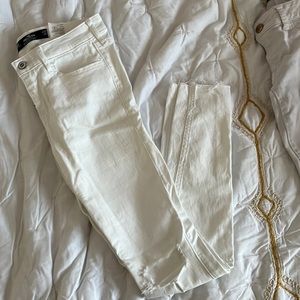 Hollister White low-rise skinny jeans, no stains!!